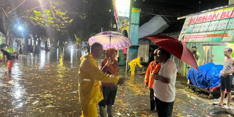 Bupati Nganjuk Tinjau Langsung Banjir Di Kawasan Pasar Wage Nganjuk