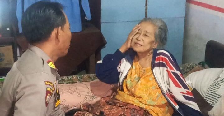 Aksi Bakti Sosial Polsek Plemahan Dalam HUT Bhayangkara ke 79 Buat Warga Terharu