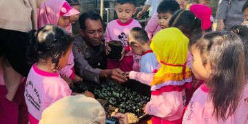 Peringati Hari Anak Nasional, Polsek Plemahan Ajak Anak-Anak TK Dharma Wanita Belajar Bertani dan Peduli Lingkungan