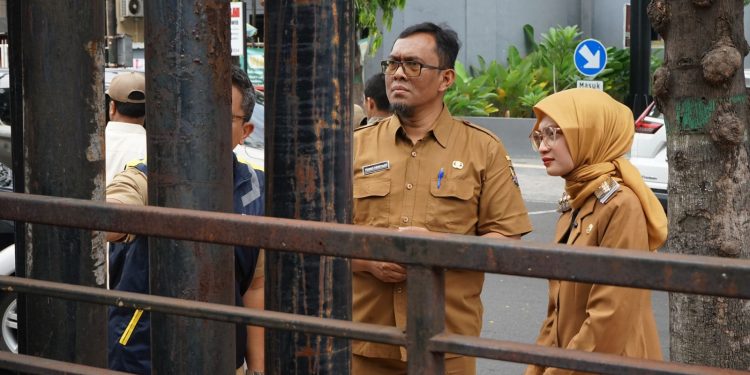 Dinas PUPR Kota Kediri Cabut 40 Tiang Seluler Ilegal di Jalan Brawijaya