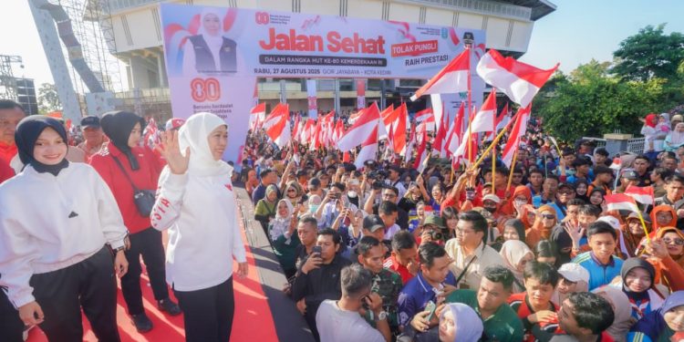 Jalan Sehat Bersama Murid dan Guru Se-Kediri, Gubernur Khofifah Tegaskan SMA/SMK/SLB Negeri Se-Jatim Bebas Pungli dan Terus Tingkatkan Prestasi