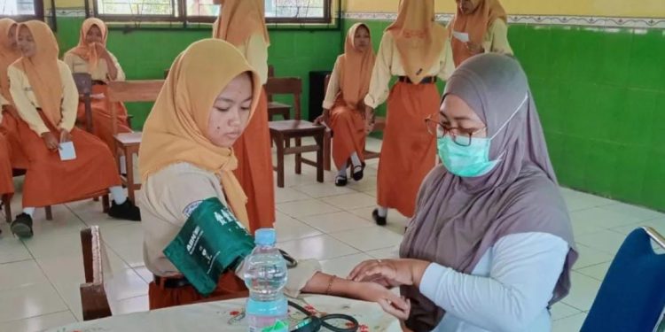 Ratusan SiswavSMPN 2 Kunjang Gelar Pemeriksaan Kesehatan Kreatif