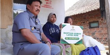 Bupati Nganjuk Bantu Perbaiki Rumah, Nenek Lamiyem Tak Kuasa Menahan Haru