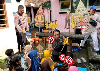 Cara Unik Kapolsek Kediri Kota Ajak Anak-Anak Patuh Aturan Lalu Lintas