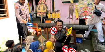 Cara Unik Kapolsek Kediri Kota Ajak Anak-Anak Patuh Aturan Lalu Lintas
