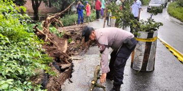 Cuaca Ekstrem Picu Bahu Jalan Ambrol di Desa Salamrojo, Berbek