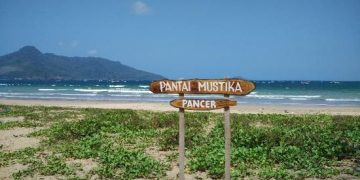 Banyuwangi dan Surga Sunyinya di Selatan: Pesona Pantai Mustika yang Mengantar ke Pulau Bedil