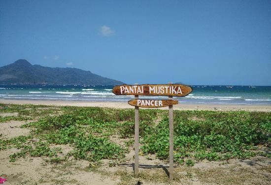 Banyuwangi dan Surga Sunyinya di Selatan: Pesona Pantai Mustika yang Mengantar ke Pulau Bedil