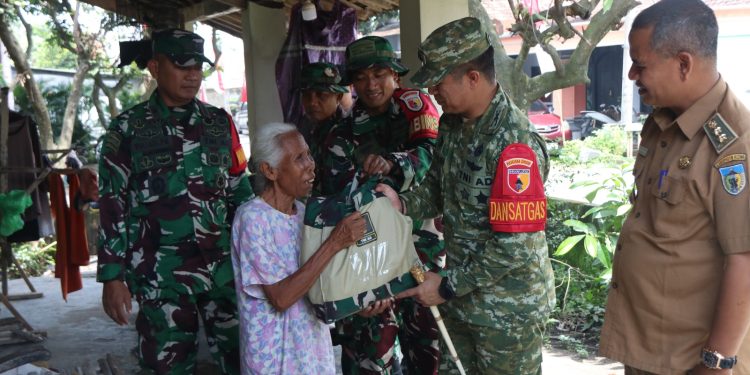 Dansatgas TMMD ke-127 Serahkan Paket Sembako kepada Penerima Rutilahu di Kediri