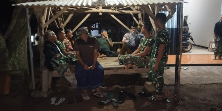 Hangat di Gardu Ronda, Satgas TMMD ke-127 Perkuat Keamanan dan Kebersamaan di Kapasan Gadungan Puncu