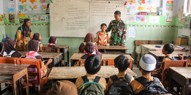 Anggota Satgas TMMD Berikan Materi Wawasan Kebangsaan kepada Siswa MI Al-Munir Gadungan Puncu