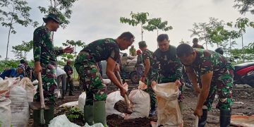 Satgas TMMD dan Warga Gelar Kerja Bakti Pasca Hujan Lebat di Gadungan Puncu Kediri