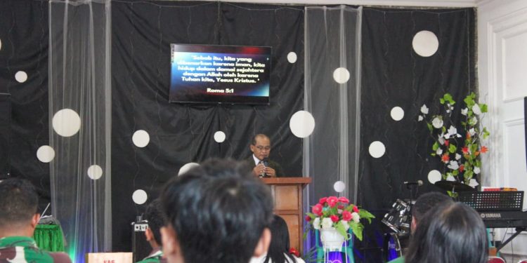 Satgas TMMD ke-127 Ibadah Bersama Jemaat GPdI, Perkuat Nilai Kebersamaan dan Toleransi di Kediri