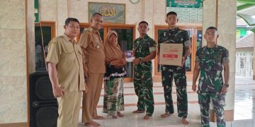 Momentum Ramadhan, Satgas TMMD ke-127 Bagikan Al Quran ke 13 Rumah Ibadah di Desa Gadungan