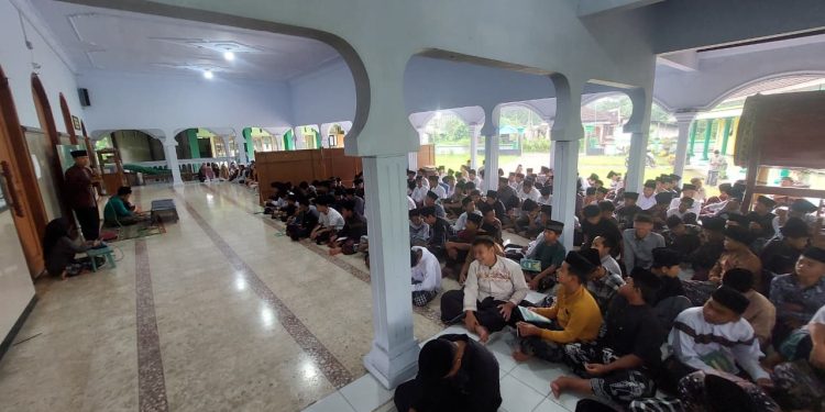 Gandeng PP Rhoudlotul Falah, SMPN 2 Ponggok Blitar Gembleng Ratusan Siswa Lewat Pondok Ramadhan
