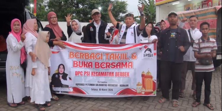 Pererat Kedekatan dengan Masyarakat, DPC PSI Berbek Tebar Ratusan Takjil Gratis