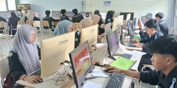 SMKS Islam Panggul Gelar UKK Desain Komunikasi Visual, Siswa Antusias Kerjakan Poster