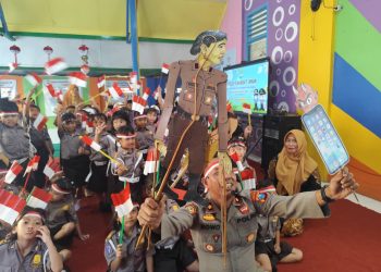 Jaga Tunas Bangsa, Polisi Edukasi Anak tentang Dampak Gadget Berlebihan Lewat Wayang Karton