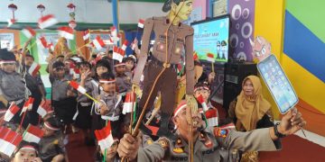 Jaga Tunas Bangsa, Polisi Edukasi Anak tentang Dampak Gadget Berlebihan Lewat Wayang Karton