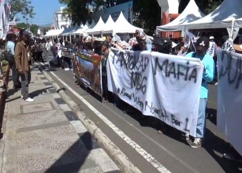 Kepung Pendopo, Ribuan Warga Nganjuk Gelar Aksi Damai Tuntut Program MBG Jalan Terus