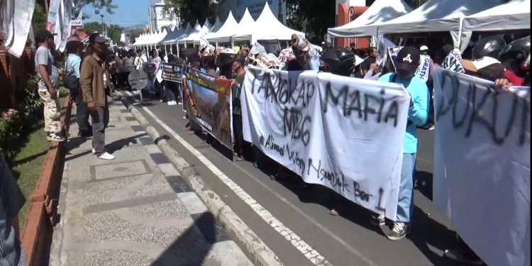 Kepung Pendopo, Ribuan Warga Nganjuk Gelar Aksi Damai Tuntut Program MBG Jalan Terus
