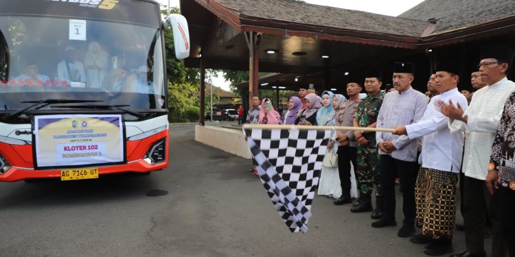 Berangkatkan Jemaah Haji, Plt Bupati Tulungagung Titip Doa