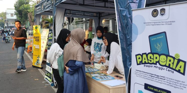 DEKATKAN LAYANAN KEPADA MASYARAKAT, KANTOR IMIGRASI KEDIRI GELAR CAR FREE DAY PASPORIA DI RUTAN NGANJUK