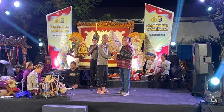 Polres Kediri Kota Edukasi Warga Lewat Wayang Cangkrukan, Perkuat Pesan Kamtibmas