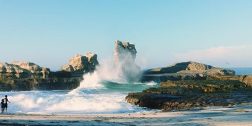 Pantai Klayar Pacitan Tawarkan Panorama Eksotis dan Sunset Memukau, Wisatawan Diimbau Waspadai Ombak Besar