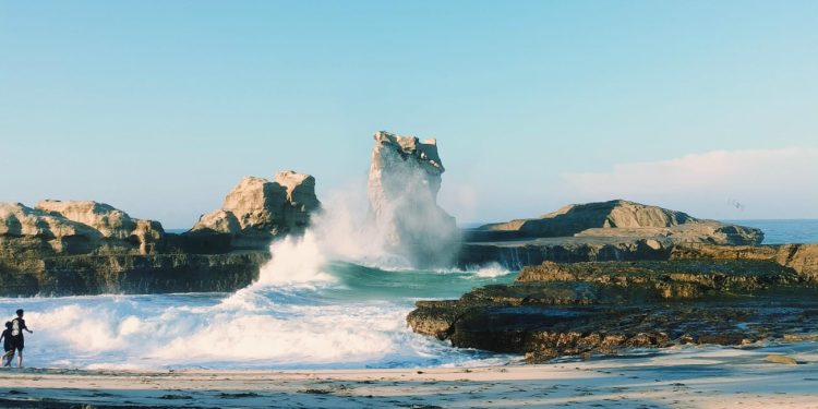 Pantai Klayar Pacitan Tawarkan Panorama Eksotis dan Sunset Memukau, Wisatawan Diimbau Waspadai Ombak Besar