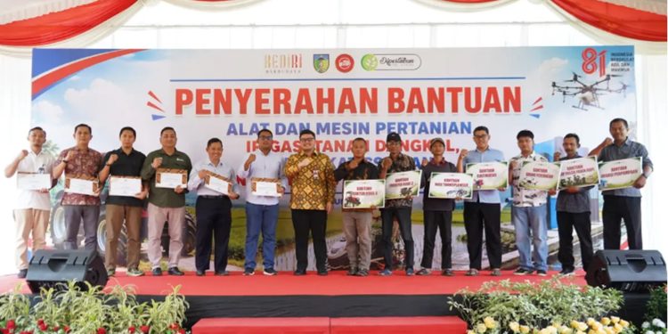 Tingkatkan Produktivitas Pertanian Kabupaten Kediri, Mas Dhito Salurkan 216 Bantuan Alsintan Bagi Petani