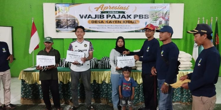 Bentuk Apresiasi, Pemdes Kayen Kidul Beri Penghargaan bagi 68 Wajib Pajak PBB