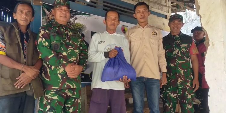 Semarak HUT ke-81 RI: Kodim 0810/Nganjuk Gandeng Insan Pers,LSM dan Mahasiswa Door-to-Door Bagikan Ratusan Paket Sembako