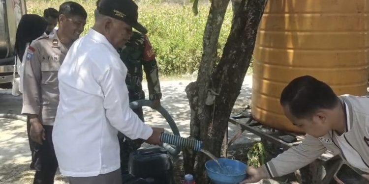 Kekeringan Melanda, Gerindra Salurkan Air Bersih ke Warga Desa Pule Nganjuk