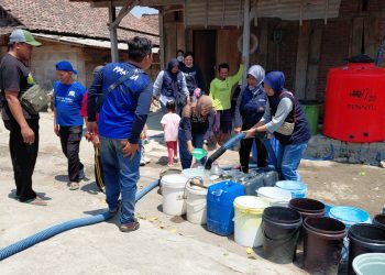 Terus Mengalir, Komunitas Nganjuk Peduli Salurkan 20 Ribu Liter Air Bersih ke Puluhan Warga Terdampak Kekeringan di Ngluyu