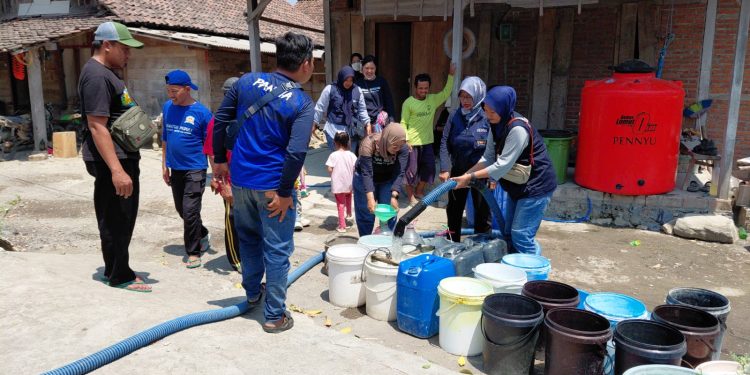 Terus Mengalir, Komunitas Nganjuk Peduli Salurkan 20 Ribu Liter Air Bersih ke Puluhan Warga Terdampak Kekeringan di Ngluyu