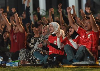 Mbak Wali dan Masyarakat Bersorak-sorai di Balai Kota, Rayakan Kemenangan Timnas Indonesia