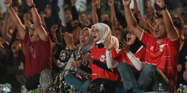 Mbak Wali dan Masyarakat Bersorak-sorai di Balai Kota, Rayakan Kemenangan Timnas Indonesia