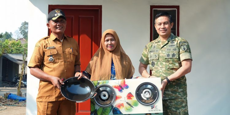 Tak Sekadar Rumah, Dandim 0809/Kediri Hadirkan Harapan Baru bagi Ibu Rohmiati